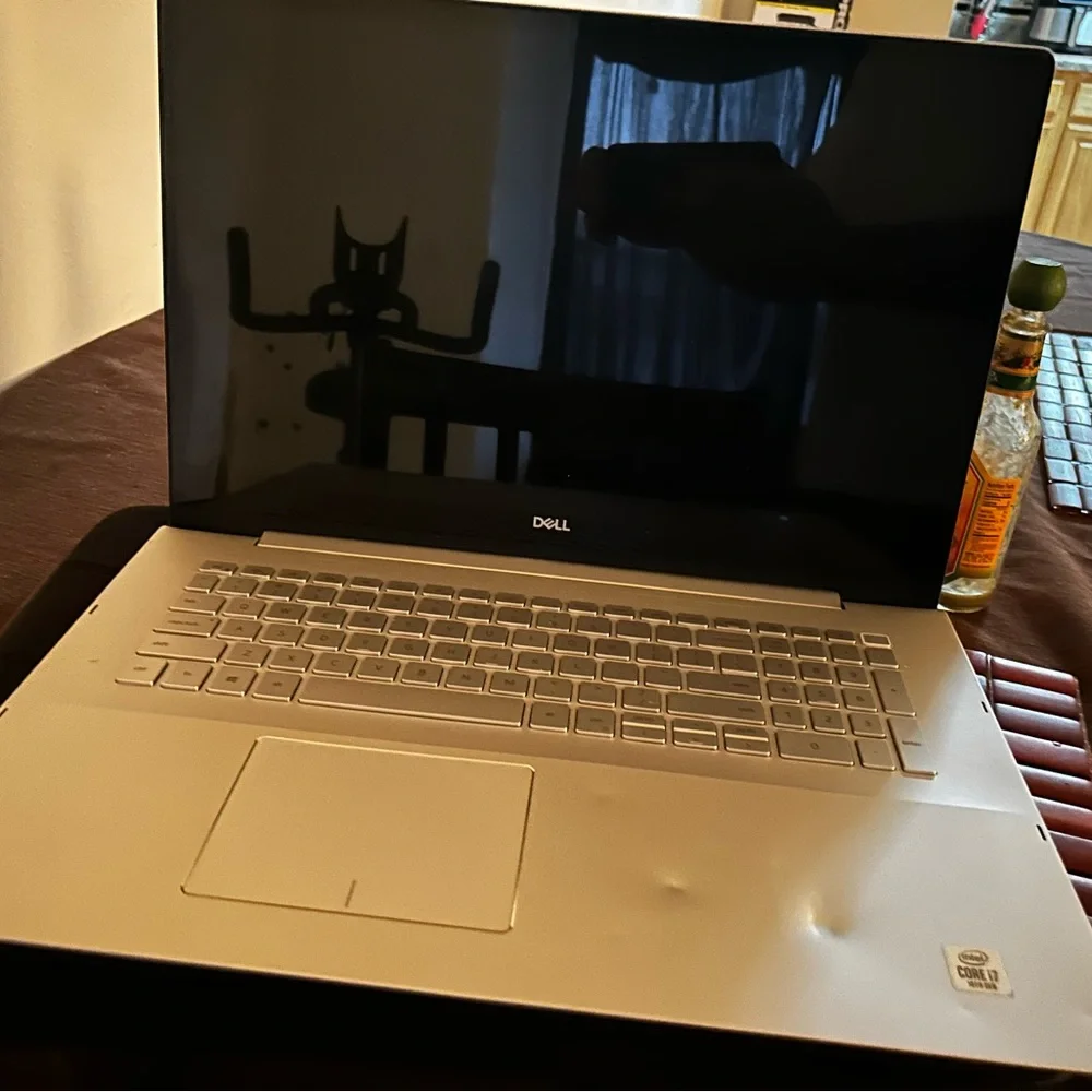 Dell Inspiron 7791 2-In-1 “17.3” inch Full HD i7 16GB RAM and 512 SSD